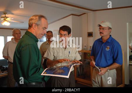 Il segretario Dirk Kempthorne in visita nella zona di New Orleans, Louisiana, dove ha incontrato e visitato il personale del Fish and Wildlife Service Foto Stock