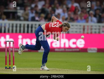 Lauren Bell bowling inglese durante la terza partita Vitality IT20 al Lord's di Londra. Data foto: Sabato 8 luglio 2023. Vedi la storia della Pennsylvania CRICKET England Women. Il credito fotografico dovrebbe essere: Nick Potts/PA Wire. RESTRIZIONI: Solo per uso editoriale. Nessun uso commerciale senza il previo consenso scritto della BCE. Utilizzare solo immagini fisse. Nessuna immagine in movimento per emulare la trasmissione. Non rimuovere o oscurare i logo degli sponsor. Foto Stock