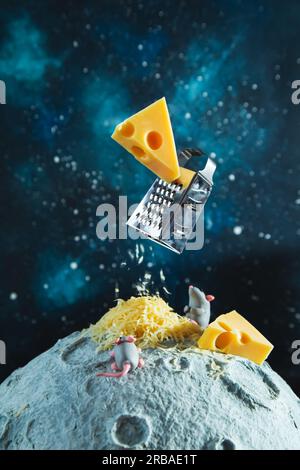 Piccoli topi di plasticina sulla luna. Grattugia levitante e un pezzo di formaggio. Foto Stock