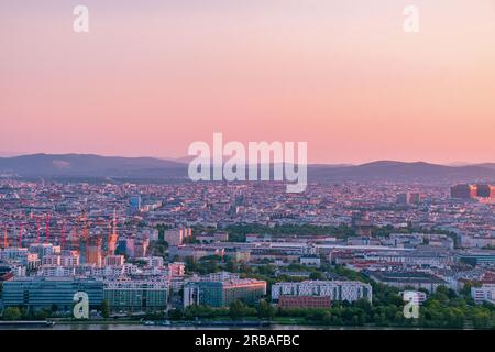 Ctiy al crepuscolo in Austria. Vista sulla città europea al tramonto Foto Stock