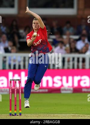 Lauren Bell bowling inglese durante la terza partita Vitality IT20 al Lord's di Londra. Data foto: Sabato 8 luglio 2023. Vedi la storia della Pennsylvania CRICKET England Women. Il credito fotografico dovrebbe essere: Nick Potts/PA Wire. RESTRIZIONI: Solo per uso editoriale. Nessun uso commerciale senza il previo consenso scritto della BCE. Utilizzare solo immagini fisse. Nessuna immagine in movimento per emulare la trasmissione. Non rimuovere o oscurare i logo degli sponsor. Foto Stock