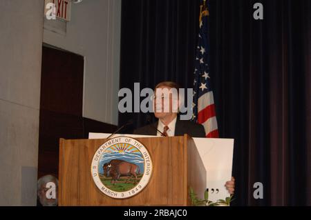 Incontro di addio al Main Interior per il segretario Gale Norton, con presentazioni di alti funzionari interni e presentazione del ritratto dipinto ufficiale di Norton Foto Stock