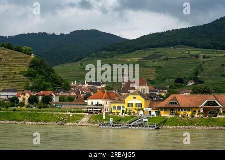 Spitz, bassa Austria - AT - 8 giugno 2023 Vista panoramica della città mercato di Spitz e della sua chiesa tardo gotica di San Maurizio. Costruito lungo il Danubio Riv Foto Stock