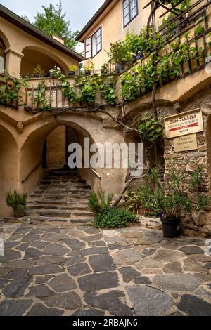 Dürnstein, bassa Austria – A – 8 giugno 2023 Vista verticale dell'affascinante cortile del vecchio municipio "Altes Rathaus" Foto Stock