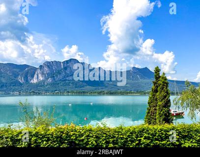 Mondsee, alta Austria – A – 7 giugno 2023 Vista orizzontale del pacifico Mondsee (Lago della Luna), Un lago nella parte alta austriaca del Salzkammergut. Foto Stock