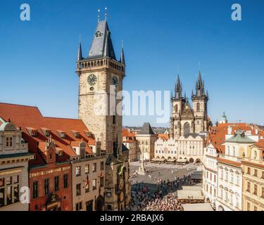 Praga, Boemia - CZ - 4 giugno 2023 Vista della Piazza della città Vecchia (Staroměstské náměstí), Una piazza nel quartiere della città Vecchia di Praga. Una folla che si riunisce per Foto Stock