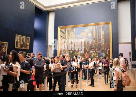 Parigi, Francia - 07.01.2023: I turisti si mettono in fila per la Gioconda di Leonardo da Vinci al Museo del Louvre Foto Stock