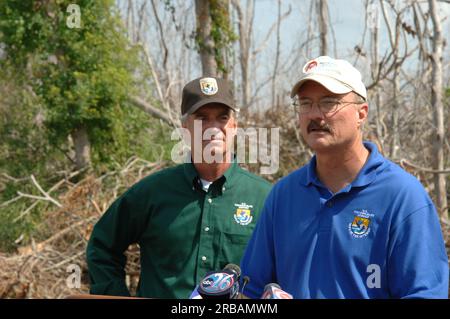 Il segretario Dirk Kempthorne in visita nella zona di New Orleans, Louisiana, dove ha incontrato e visitato il personale del Fish and Wildlife Service Foto Stock