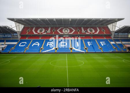 Una vista generale dell'interno di un vuoto Cardiff City Stadium a Cardiff, Regno Unito. Foto Stock