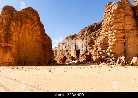 Formazioni rocciose in pietra arenaria e scogliere dalle forme sorprendenti. Montagne Tadrart. Altopiano di fiumi, parco nazionale Tassili N'Ajjer. Algeria Foto Stock
