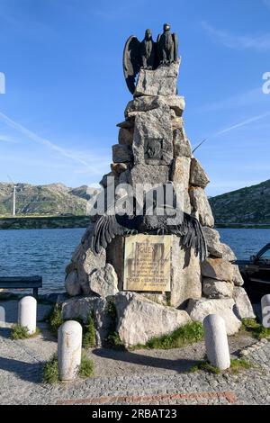 Monumento commemorativo di guerra per i soldati caduti nella prima guerra mondiale. Con una targa, sopra l'aquila si stendono le ali, in cima due figure sculture di aquila dorata Foto Stock