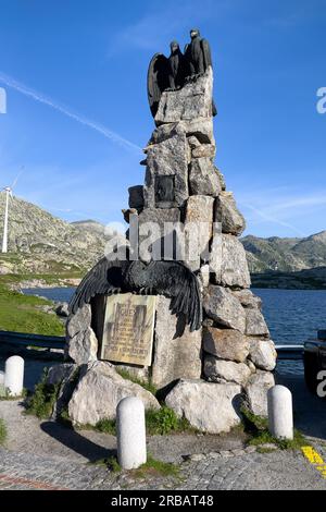 Monumento commemorativo di guerra per i soldati caduti nella prima guerra mondiale. Con una targa, sopra l'aquila si stendono le ali, in cima due figure sculture di aquila dorata Foto Stock