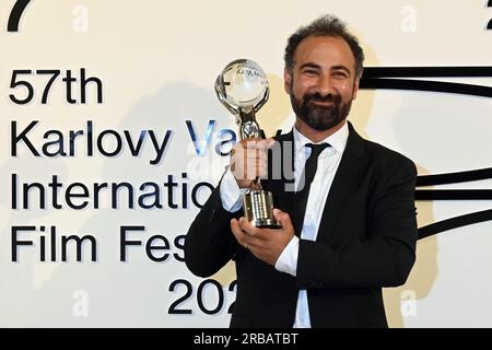 Karlovy Vary, Repubblica Ceca. 8 luglio 2023. Ultimo giorno del 57° Karlovy Vary International Film Festival, 8 luglio 2023. Il direttore iraniano di Empty Nets Behrooz Karamizade riceve il Premio speciale della giuria alla cerimonia di chiusura. Crediti: Slavomir Kubes/CTK Photo/Alamy Live News Foto Stock