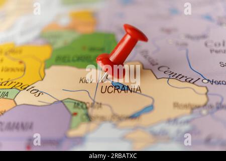 L'Ucraina è contrassegnata da un simbolo rosso su una mappa con sfondo sfocato Foto Stock