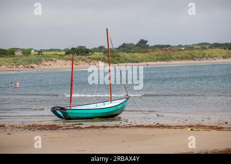Piccola barca a vela sulla spiaggia Foto Stock