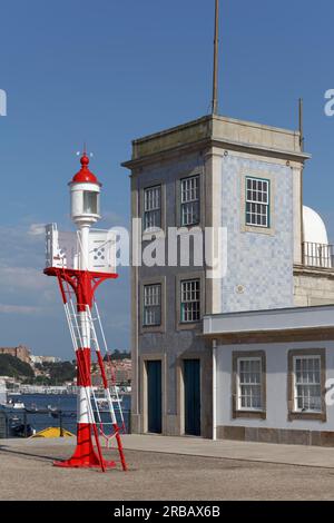 Faro storico di Sao Miguel-o-Anjo e edificio dell'organizzazione portoghese Instituto de Socorro a Naufragos, Foz do Douro, Porto Foto Stock