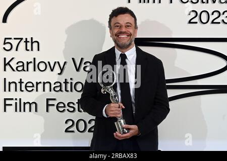 Karlovy Vary, Repubblica Ceca. 8 luglio 2023. Ultimo giorno del 57° Karlovy Vary International Film Festival, 8 luglio 2023. Il regista iraniano-britannico Babak Jalali riceve il premio regia per Fremont alla cerimonia di chiusura. Crediti: Slavomir Kubes/CTK Photo/Alamy Live News Foto Stock