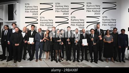 Karlovy Vary, Repubblica Ceca. 8 luglio 2023. La serata di gala si è conclusa con il 57. Il 57° Karlovy Vary International Film Festival, 8 luglio 2023. Una foto congiunta di tutti i premiati registi. Crediti: Slavomir Kubes/CTK Photo/Alamy Live News Foto Stock