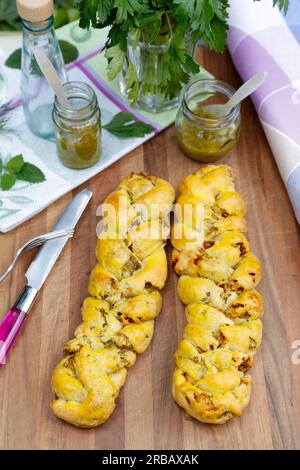 Cucina sveva, abbondante treccia di lievito per feste, treccia di lievito salata, pasta di lievito al forno, impasto di lievito intrecciato su tavola di legno, al forno Foto Stock