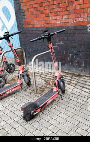 Bristol, Inghilterra - 16 giugno 2023: Noleggio di e-scooter voi in città Foto Stock