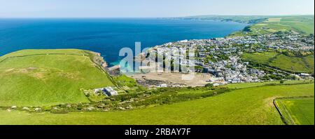 Panorama aereo di Port Isaac, con il porto in bassa marea, all'orizzonte la penisola di Tintagel North Cornwall, Inghilterra, Gran Bretagna Foto Stock