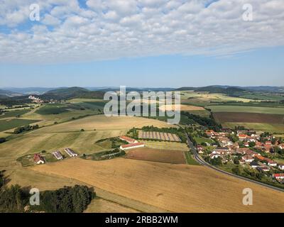 Centrale solare moderna, pannelli fotovoltaici produzione di energia elettrica verde, nuova centrale elettrica, crisi energetica europea 2022, Green Deal, repubblica Ceca Foto Stock