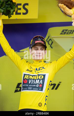 Limoges, Francia, 8 luglio 2023, JONAS VINGEGAARD di JUMBO - VISMA nella maglia gialla, leader della classifica individuale generale al termine della fase 8, 201km, Libourne a Limoges durante la 110a edizione del Tour de France Credit: Nick Phipps/Alamy Live News Foto Stock