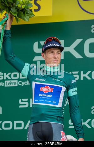 Limoges, Francia, 8 luglio 2023, JASPER PHILIPSEN di ALPECIN-DECEUNINCK nella maglia verde, leader della classifica a punti al termine della 8a tappa, 201km, Libourne a Limoges durante la 110a edizione del Tour de France Credit: Nick Phipps/Alamy Live News Foto Stock