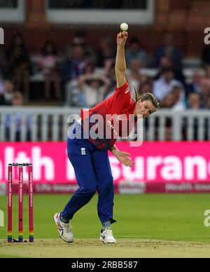 Lauren Bell bowling inglese durante la terza partita Vitality IT20 al Lord's di Londra. Data foto: Sabato 8 luglio 2023. Vedi la storia della Pennsylvania CRICKET England Women. Il credito fotografico dovrebbe essere: Nick Potts/PA Wire. RESTRIZIONI: Solo per uso editoriale. Nessun uso commerciale senza il previo consenso scritto della BCE. Utilizzare solo immagini fisse. Nessuna immagine in movimento per emulare la trasmissione. Non rimuovere o oscurare i logo degli sponsor. Foto Stock