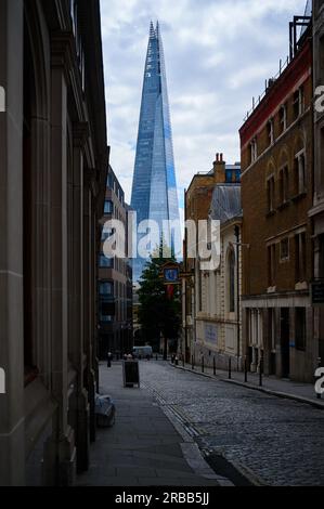 1 lug 2032 - LondonUK: Scena stradale di Londra con marciapiede con frammenti sullo sfondo dello skyline Foto Stock