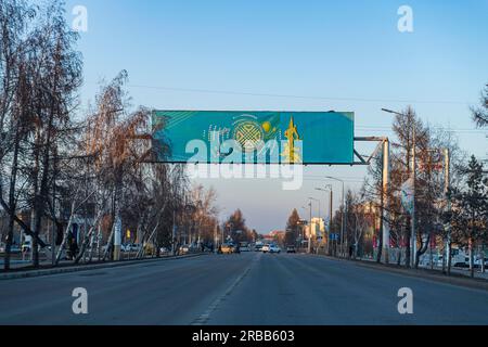 Bandiera kazaka, a sud di Kostanay, Kazakistan settentrionale Foto Stock