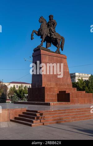 Municipio di Taraz Akimat con statua di Baydibek Batyr a cavallo, Taraz, Kazakistan Foto Stock