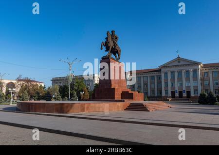 Municipio di Taraz Akimat con statua di Baydibek Batyr a cavallo, Taraz, Kazakistan Foto Stock