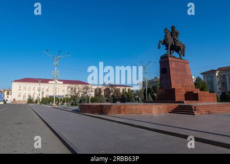 Municipio di Taraz Akimat con statua di Baydibek Batyr a cavallo, Taraz, Kazakistan Foto Stock