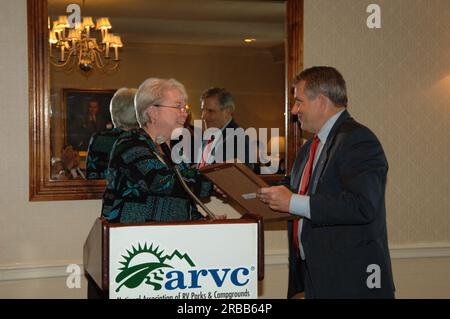 Natiional Association of Recreational Vehicle Parks and Campgrounds (ARVC) National Issues Conference a Washington, D.C., con premi assegnati al Segretario Dirk Kempthorne (ARVC Federal RV'er of the Year) e Assistente Segretario per Fish and Wildlife and Parks R. Lyle Laverty Jr. (Premio ARVC National Public Service) Foto Stock