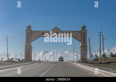 Strada che conduce alle montagne di Tian Shan, Taraz, Kazakistan Foto Stock