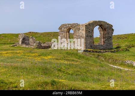 Rovine della Chiesa di San Dwynwen (Eglwys Santes Dwynwen), Traeth Llanddwyn, Llanfairpwllgwyngyll, Gran Bretagna Foto Stock