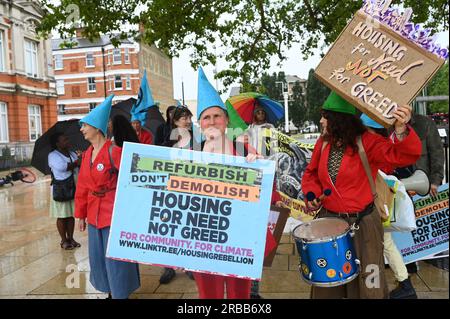 Windrush Square, Londra, Regno Unito. 8 luglio 2023. Coalizione per la ribellione degli alloggi con ristrutturazione, non demolire Lean a protesta gli stati a rischio di demolizione sono Central Hill, Cressingham e South Lambeth e altri. Sei tenute vengono distrutte in uno sviluppo multimilionario che non va a beneficio della popolazione locale. la marcia dei manifestanti da Windrush Square a Broadstone House è un isolato nella tenuta di South Lambeth, è quasi vuota. Alloggiamento per tutti. Credito: Vedere li/Picture Capital/Alamy Live News Foto Stock