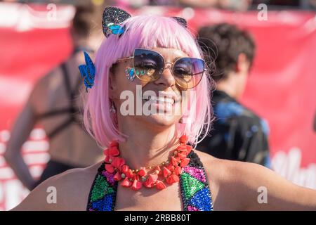 Berlino, Germania, 8 luglio 2023, Rave the Planet - bellissima ragazza che balla mentre celebra la più grande parata techno in Germania, Foto Stock