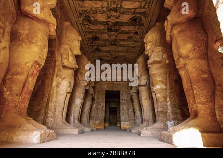 Interno con le sculture dei faraoni nel Tempio di Abu Simbel nel sud dell'Egitto in Nubia, accanto al Lago Nasser. Tempio del faraone Ramses II Foto Stock