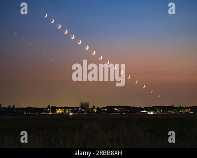 Corso della Luna e Venere nel cielo serale, Tempelhofer Feld, Berlino, Germania Foto Stock