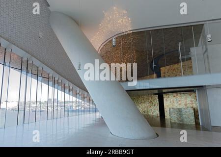 Sala ricevimento con finestra panoramica, terminal delle navi da crociera, terminal de cruzeiros, edificio futuristico dell'architetto Luis Pedro Silva, Porto de Leixoes Foto Stock