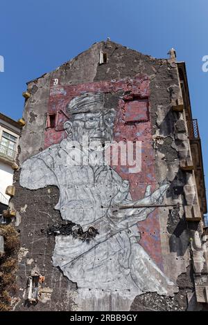 Murale, ritratto di un uomo anziano, murale AN.FI.TRI.AO dell'artista di strada Frederico Draw, Baixa doPorto, Portogallo Foto Stock