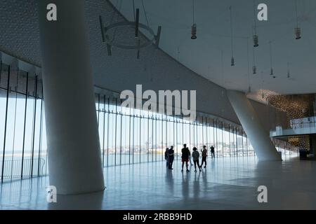 Sala ricevimento con finestra panoramica, terminal delle navi da crociera, terminal de cruzeiros, edificio futuristico dell'architetto Luis Pedro Silva, Porto de Leixoes Foto Stock