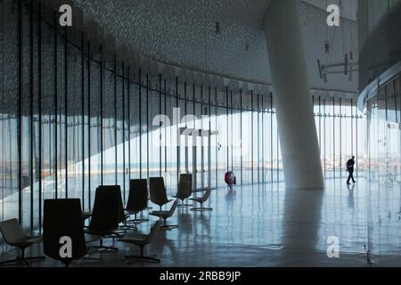 Sala ricevimento con finestra panoramica, terminal delle navi da crociera, terminal de cruzeiros, edificio futuristico dell'architetto Luis Pedro Silva, Porto de Leixoes Foto Stock