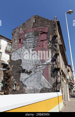 Murale, ritratto di un uomo anziano, murale AN.FI.TRI.AO dell'artista di strada Frederico Draw, Baixa doPorto, Portogallo Foto Stock