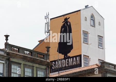Logo della cantina portuale Sandeman su un edificio, figura del marchio Don con mantello nero, Ribeira, regione di Porto, Portogallo Foto Stock
