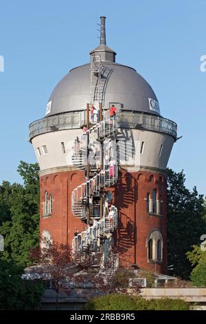 Camera Obscura Muelheim, museo nell'ex torre dell'acqua ferroviaria, molti visitatori sulla scala a chiocciola esterna, Muelheim an der Ruhr, North Foto Stock