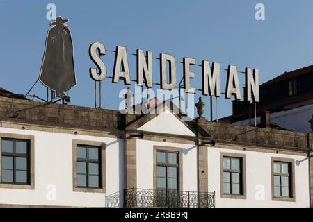 Azienda vinicola Port Sandeman, logo sull'edificio, figura con marchio Don con mantello nero, Vila Nova de Gaia, regione di Porto, Portogallo Foto Stock