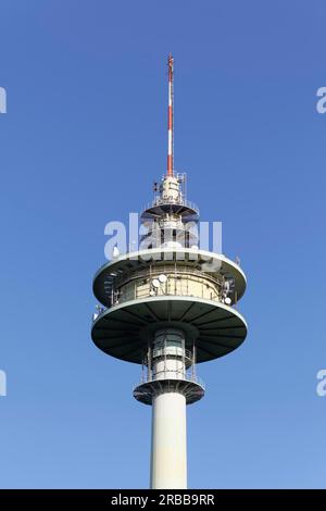 Torre della televisione contro un cielo blu, torre delle telecomunicazioni Muelheim an der Ruhr, Renania settentrionale-Vestfalia, Germania Foto Stock